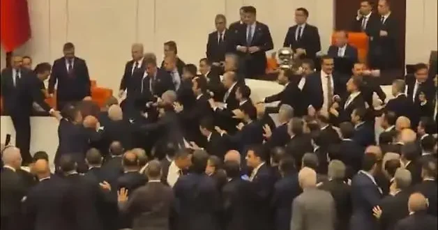 Meclis te kürsüyü işgal eden CHP liler ile AK Partili vekiller arasında kavga çıktı