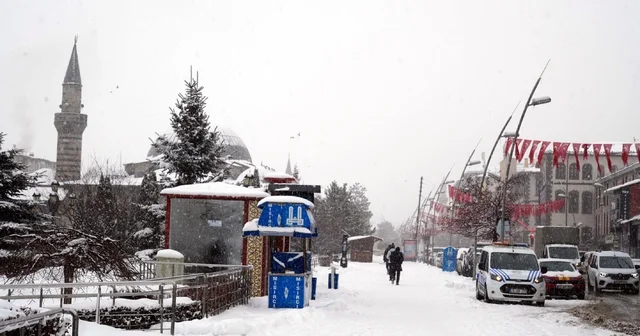 Kar kalınlığının 50 santimetreye ulaştığı Erzurum da 419 mahallenin yolu kapandı Erzurum Haberleri