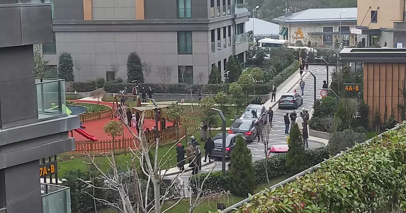 Kağıthane’de site otoparkındaki araç yandı; bahçede beklediler