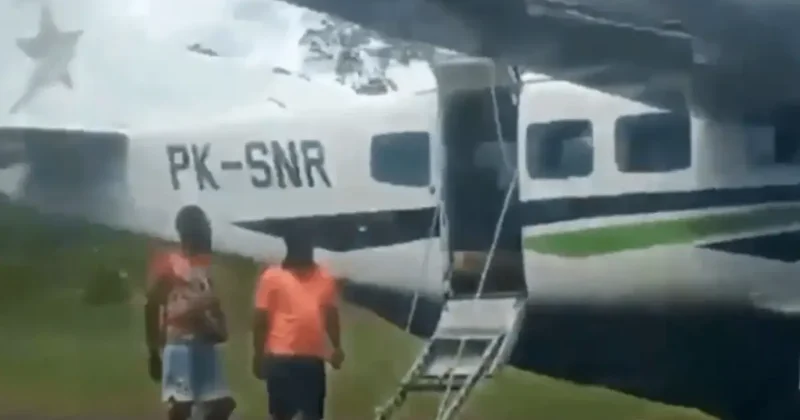 Uçak indikten saniyeler sonra pilot ve yardımcı pilot pistte vurularak öldürüldü