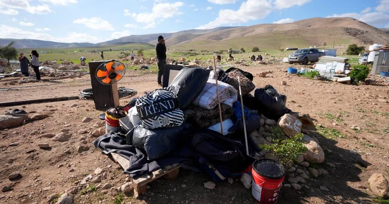 Filistin topraklarını gasbeden İsrailliler, Batı Şeria da 15 Filistinli aileyi yerinden etti