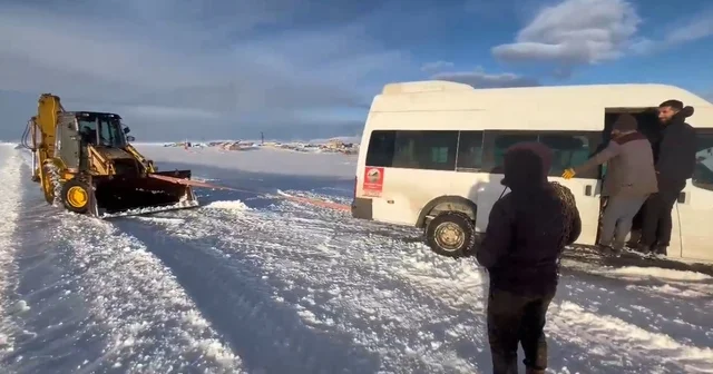 Kars ta yolda mahsur kalan öğrencilerin imdadına ekipler yetişti Kars Haberleri