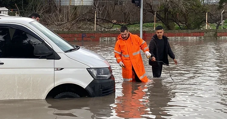 Sağanak etkisini artırdı, yollar göle döndü