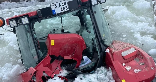 Buzu çözülen Çıldır Gölü ne traktör düştü Ardahan Haberleri