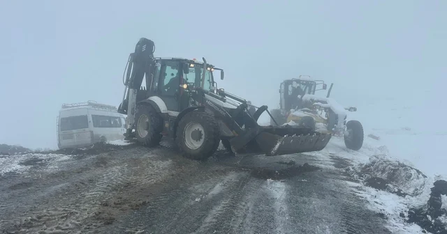 Iğdır da yoğun kar yağışı: 57 köy yolu ulaşıma kapandı, şarampole devrilen minibüs kurtarıldı Iğdır Haberleri