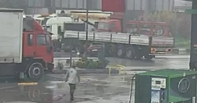 Otomobil, akaryakıt istasyonundan dönüş yapan TIR a çarptı; kaza kamerada Manisa Haberleri