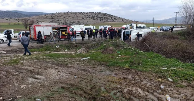Tokat ta öğrencileri taşıyan minibüsle otomobil çarpıştı: 6 öğrenci yaralı Tokat Haberleri