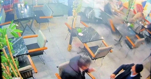 Otomobilin kafeye girdiği kaza kamerada: 2 yaralı Kocaeli Haberleri