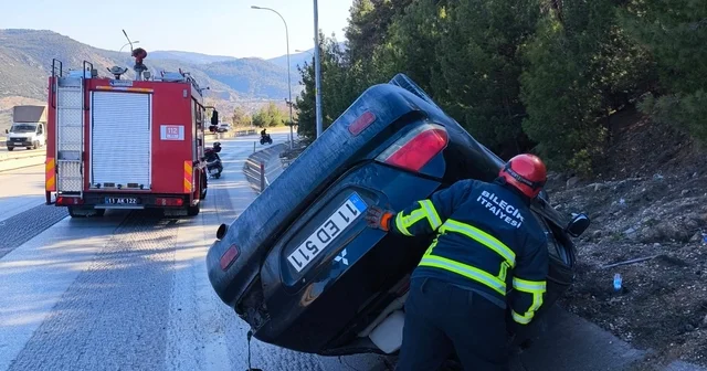 Kontrolden çıkan otomobil su kanalına devrildi Bilecik Haberleri