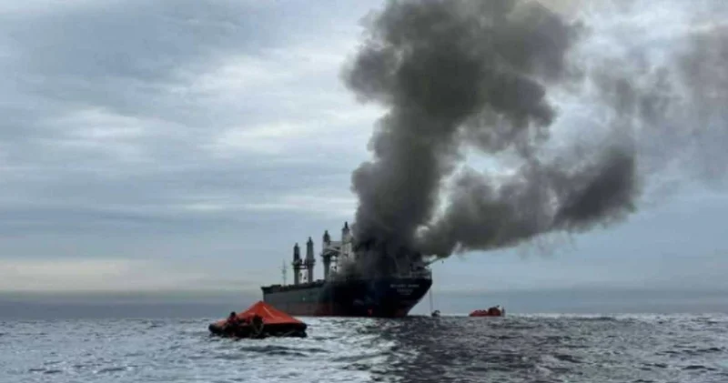 Hürmüz Boğazı’nda dehşet görüntüleri! Kargo gemisi vuruldu: Kayıp denizciler aranıyor!