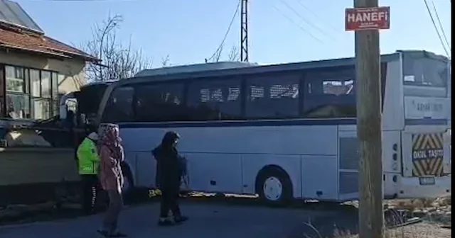 Belediye otobüsü ile öğrenci servis otobüsü çarpıştı: 17 yaralı Konya Haberleri