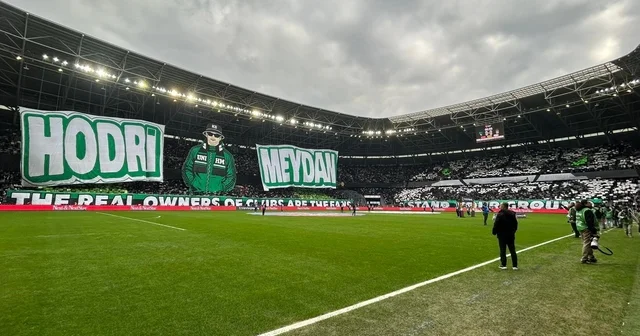 Futbolcu olamadılar ama tribünleri pankartlarıyla renklendiriyorlar El emeği pankartlarla tribün kültürünü yaşatıyorlar Dev pankartların arkasındaki dostluk Kocaeli Haberleri