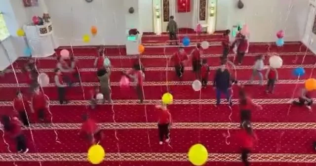 İmam ve eşinden çocuklar için camide renkli süsleme Bursa Haberleri