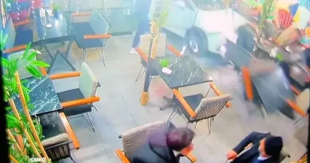 Otomobil kafeye böyle daldı: 2 yaralı VİDEO İZLE