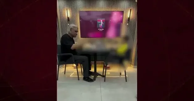 Küçük yaştaki oğlunu alkol masasına oturtan baba tepki çekti