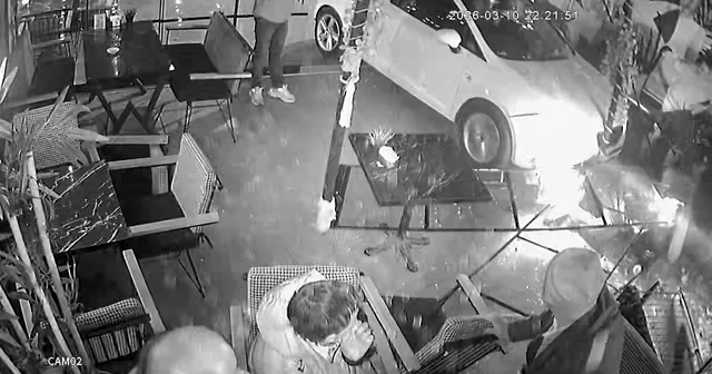 Otomobil kafeye daldı: 2 yaralı Kontrolden çıkan araç kafeye girdi, o anlar kameraya yansıdı Kocaeli Haberleri