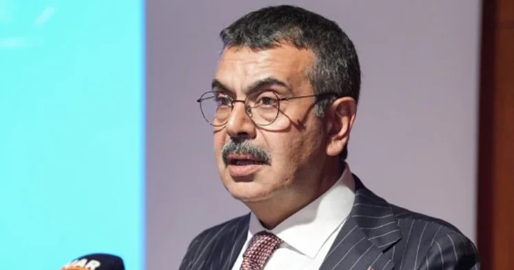 Bakan Tekin den 15 yaş ve ara tatil açıklaması