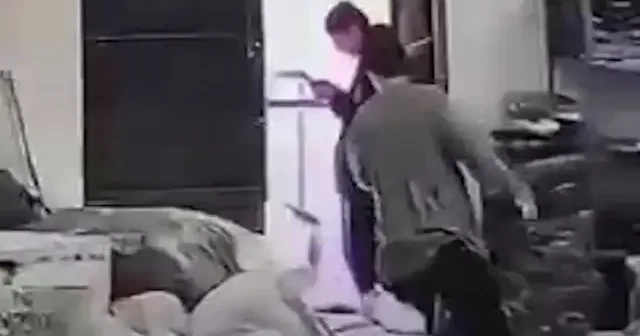 Güngören de yük taşıma sepeti 1 inci kattan düştü VİDEO İZLE