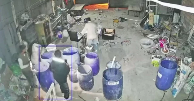 Hırsızların hedefi olan hurdacı defalarca soyuldu Yaşanan hırsızlık olayı kameralara saniye saniye yansıdı Adıyaman Haberleri