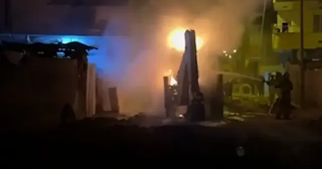 Mardin’de park halindeki iki iş makinesi çıkan yangında hasar gördü VİDEO İZLE