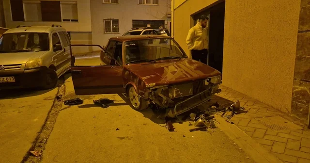 Sevgilisinden ayrılan genç sokak ortasında aracını parçaladı Aracını parçalayan genç: Güzel çıkmamıştır, shop yap Eskişehir Haberleri