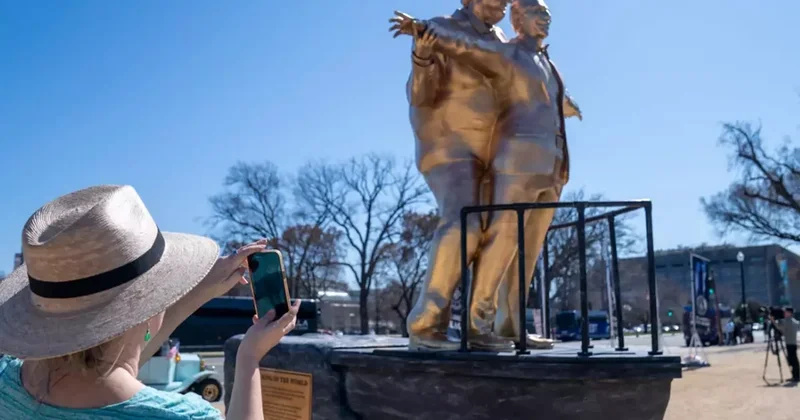Trump ile Epstein ın heykeli ABD de bir parka yerleştirildi