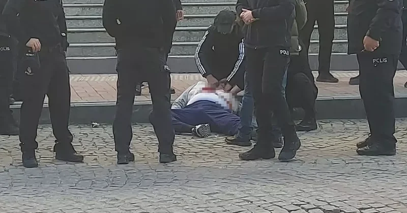 Kendisine istismarda bulunduğunu iddia ettiği şahsı adliye önünde kalbinden bıçakladı