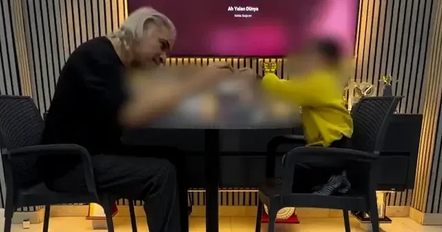 Ufacık oğlunu alkol masasına oturup videosunu paylaştı: Şöyle sabaha kadar içelim VİDEO İZLE