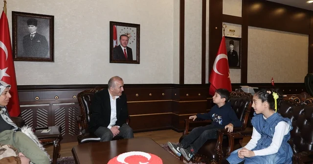 Bayrak nöbeti tutan minik öğrenciler Vali Hatipoğlu nun konuğu oldu Elazığ Haberleri