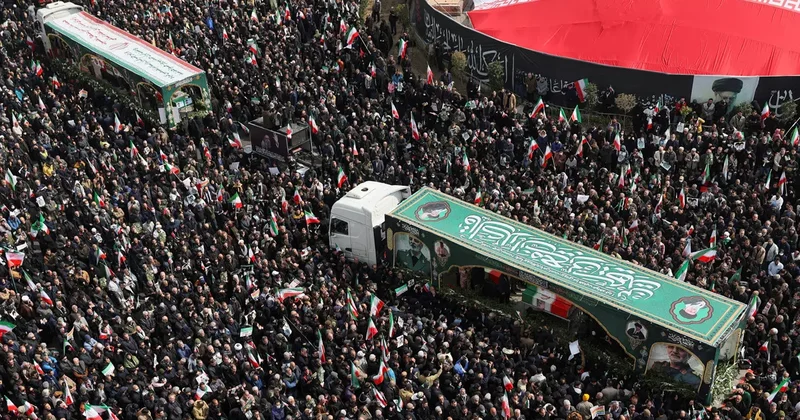 İranlı komutanlara gövde gösterisi gibi cenaze! Tırlarla getirdiler, Devrim meydanı doldu taştı