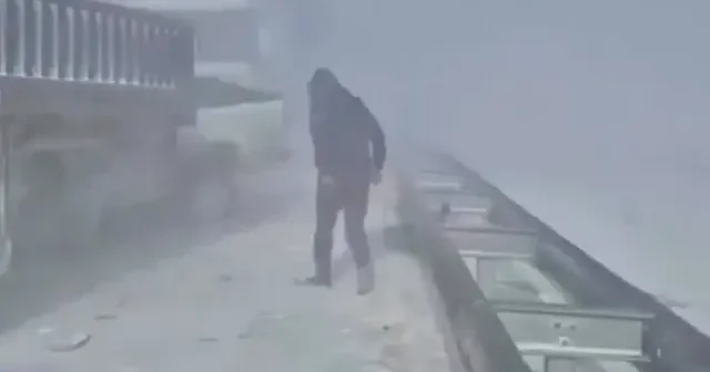 Kazakistan da beyaz esaret: Kar altında mahsur kalan 407 kişi tahliye edildi VİDEO İZLE