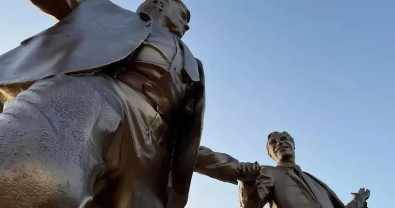 Dev heykel Washington ı karıştırdı: Trump ile Epstein el ele