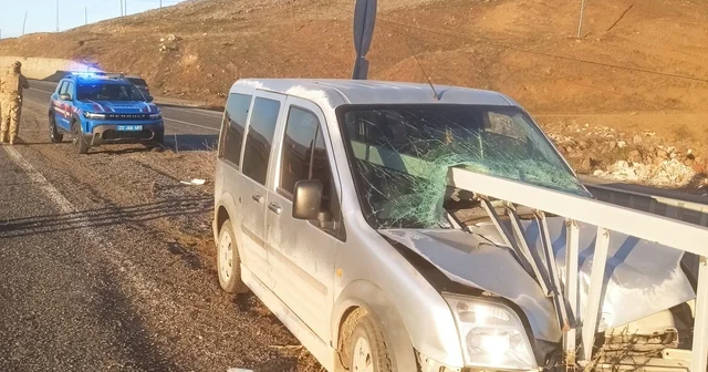 Elazığ araç bariyerlere ok gibi saplandı: 2 yaralı Elazığ Haberleri