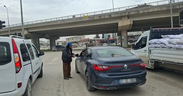 Zabıta operasyonuyla yakalanan dilencilerin üzerinde 4 bin TL yi bulan para ele geçirildi Hatay Haberleri