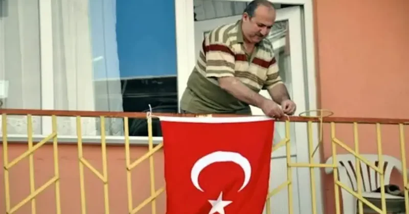 Bayrak asan dayı yıllar sonra ortaya çıktı! Türk bayrağının yanına onu da ekledi!