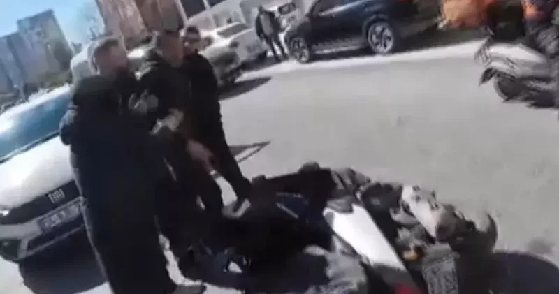 Esenyurt ta şerit ihlali kavgası; sopayla motokuryenin üzerine yürüdü