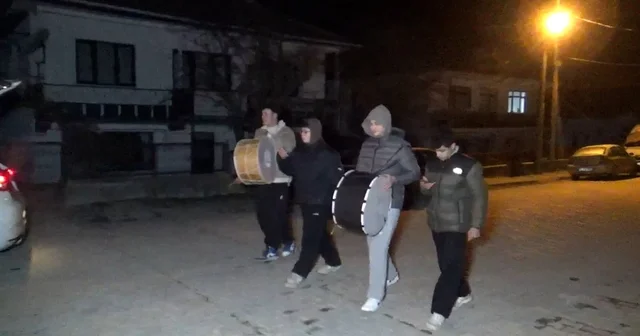 Liseliler davul çalarak sahura kaldırıyor: Bahşişleri bol bol hazırlayın Bolu Haberleri