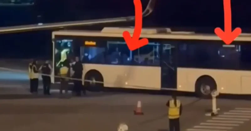 Ülkelerine dönmek üzere yola çıkan İranlı kadın futbolcular, otobüsün camından cep telefonlarıyla SOS işareti yaptı