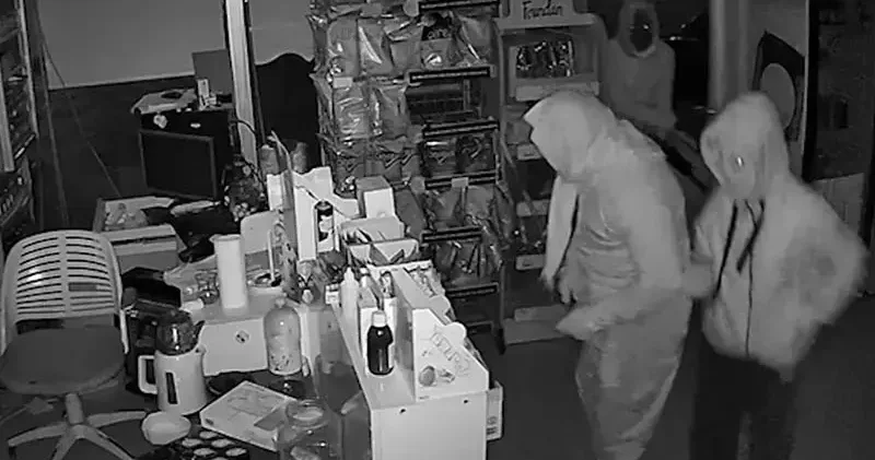 Kadın kıyafetli hırsızlar, 600 saatlik kamera kaydı incelenerek yakalandı