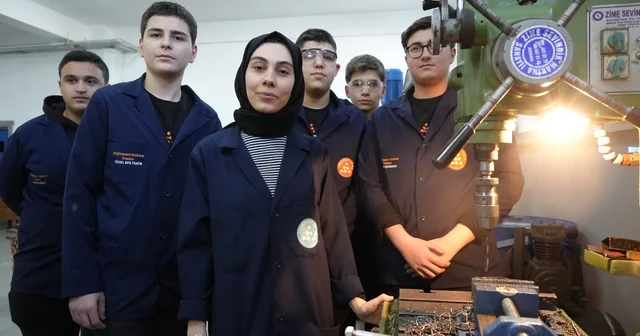 Kadın öğretmen torna tezgahında öğrencilerine üretimi öğretiyor Samsun Haberleri