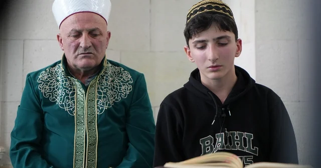 Aynı kubbe altında iki nesil: Hafız oğul mukabele okuyor, imam hatip baba namaz kıldırıyor Bayburt Haberleri