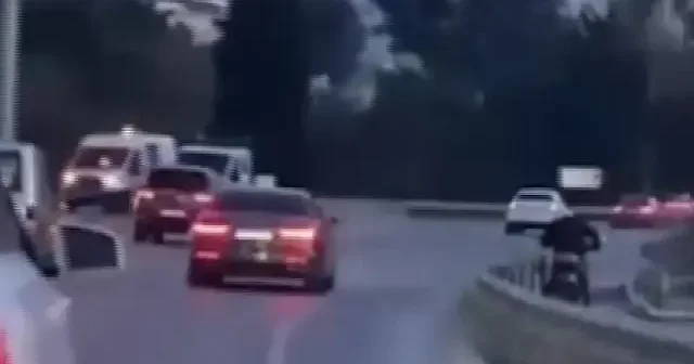 Trafikte tehlikeli oyun pahalıya patladı: Hem aracı hem ehliyeti gitti VİDEO İZLE
