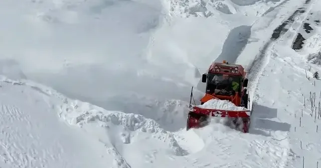 Van’da karla zorlu mücadele: Ekipler metrelerce karı aşarak yolları açıyor VİDEO İZLE