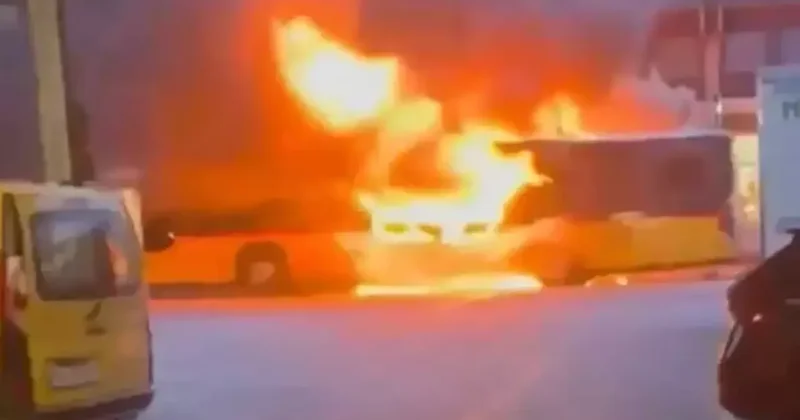 Üstüne benzin döküp kendini yaktı! Otobüste can pazarı! Çok sayıda ölü var