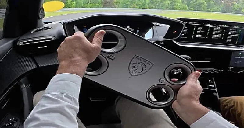 Şehir arabaları hiç bu kadar teknolojik olmamıştı! PlayStation değil Peugeot