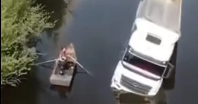 Taşkın sularında yan mahsur kalan tır sürücüsünü itfaiye ekipleri kurtardı Aydın Haberleri