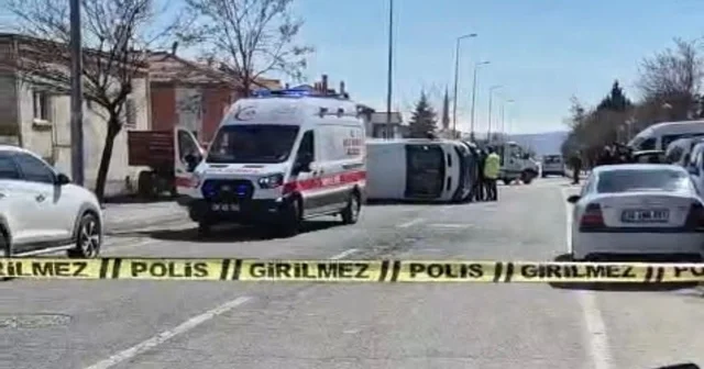 Kayseri de otomobille çarpışan öğrenci servisi yan yattı Kazanın öğrencileri dağıttıktan sonra gerçekleşmesi faciayı önledi Kayseri Haberleri