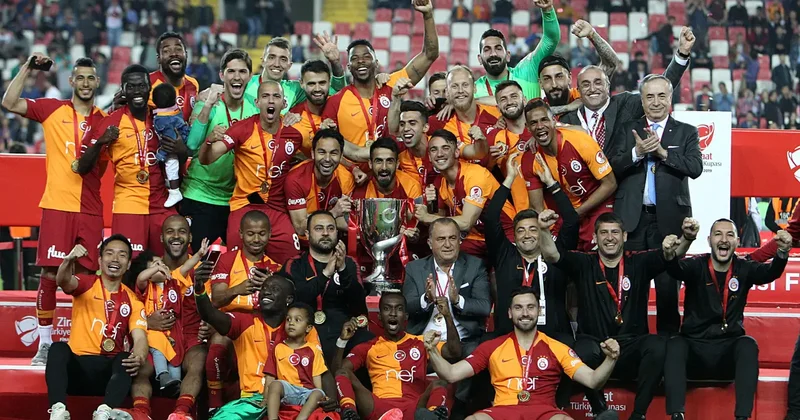 Galatasaray ın eski yıldızı futbolu bıraktı! 2 yılda 3 kupa kazanmıştı
