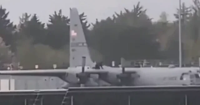 İrlanda da bir şahıs Amerikan askeri uçağına baltayla saldırdı: Zarar büyük açıklaması yapıldı VİDEO İZLE