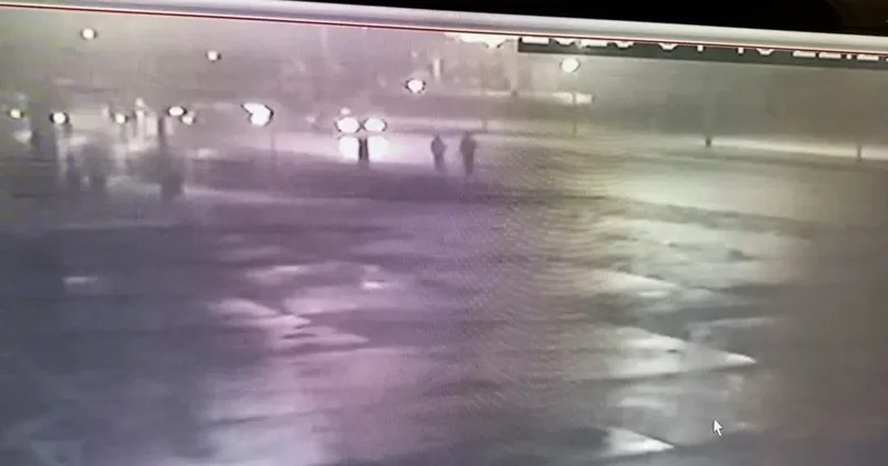 Düşürdüğü telefonu alırken otomobil çarptı: O anlar kamerada